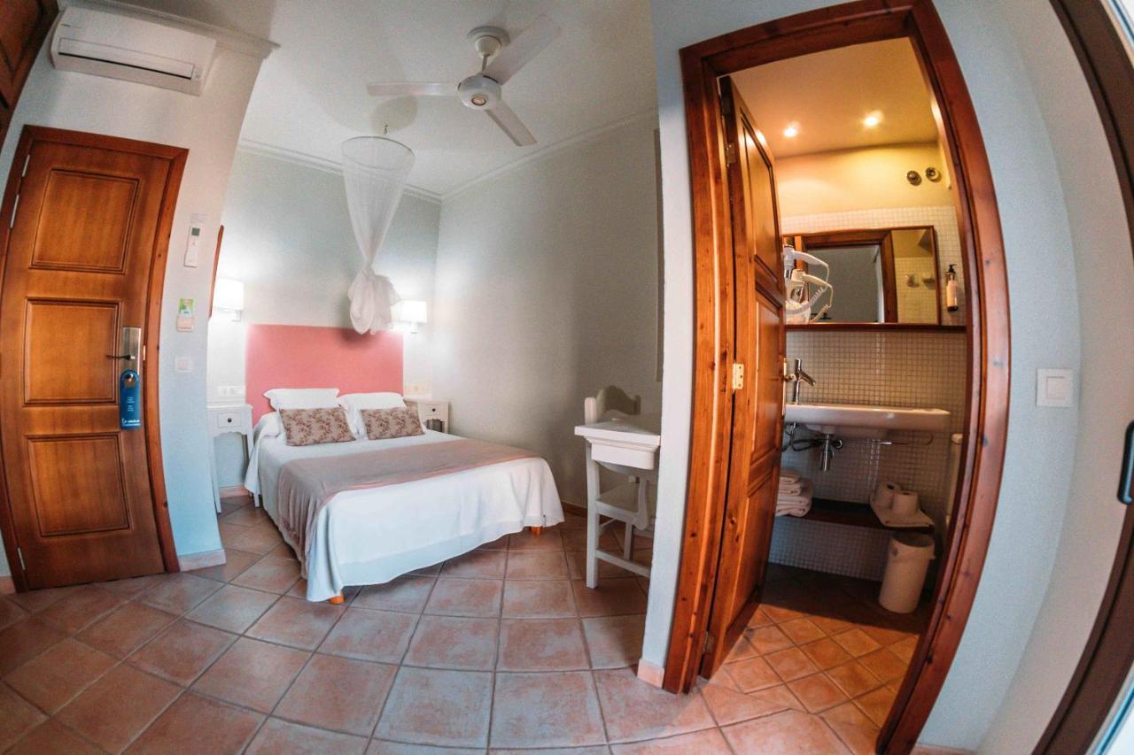 Hostal La Savina Bagian luar foto