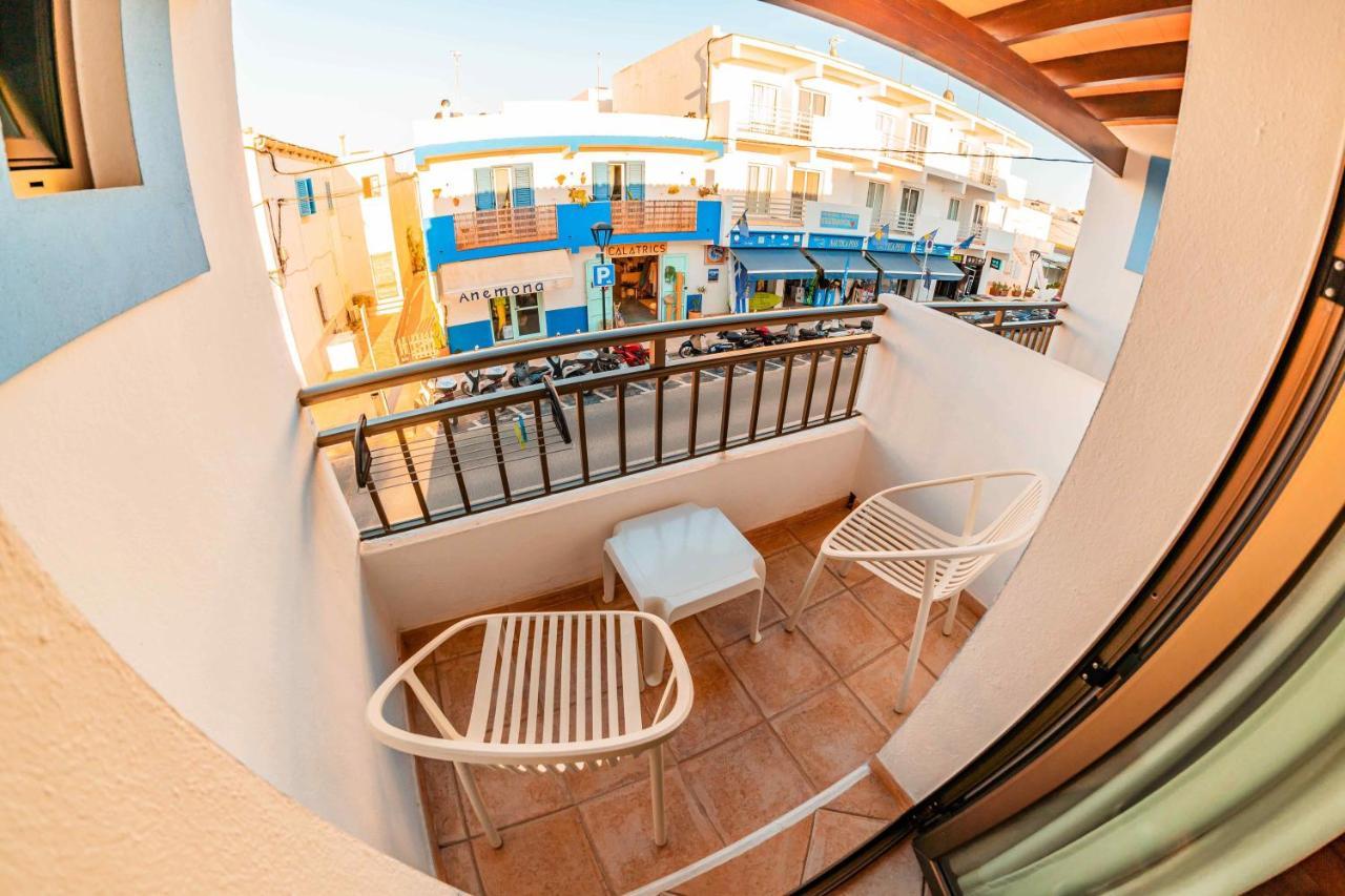 Hostal La Savina Bagian luar foto