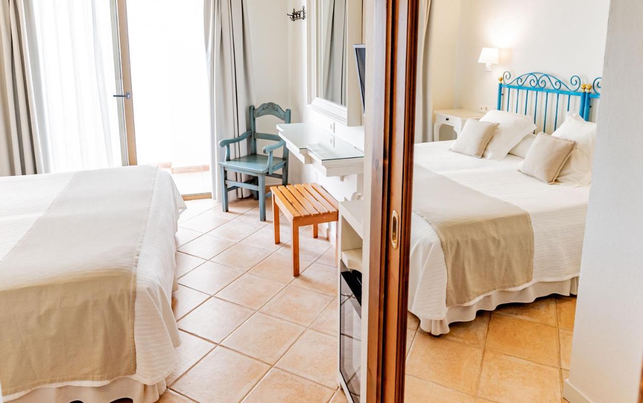Hostal La Savina Bagian luar foto
