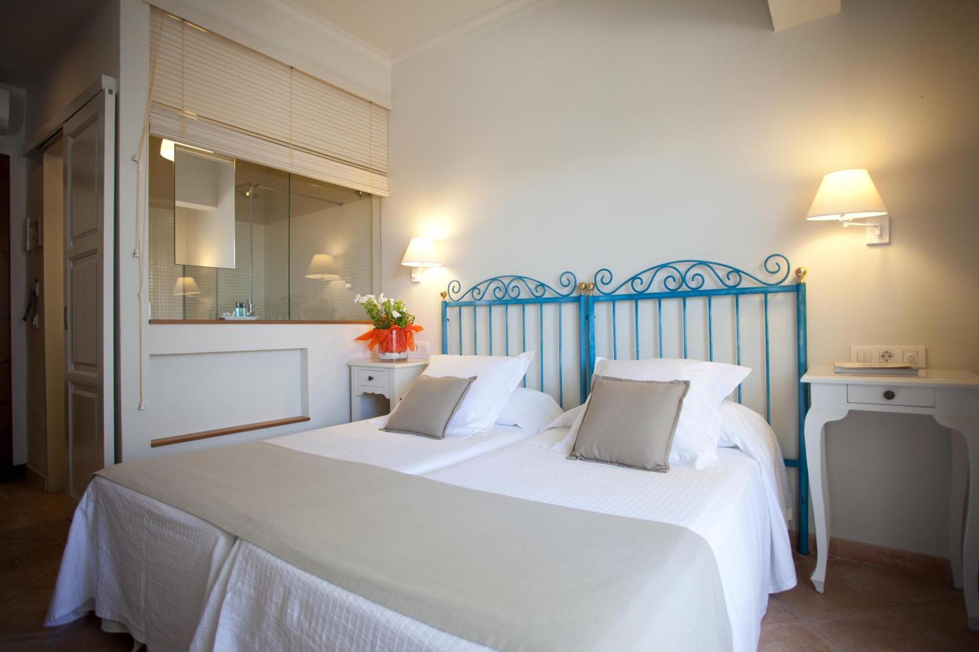 Hostal La Savina Bagian luar foto